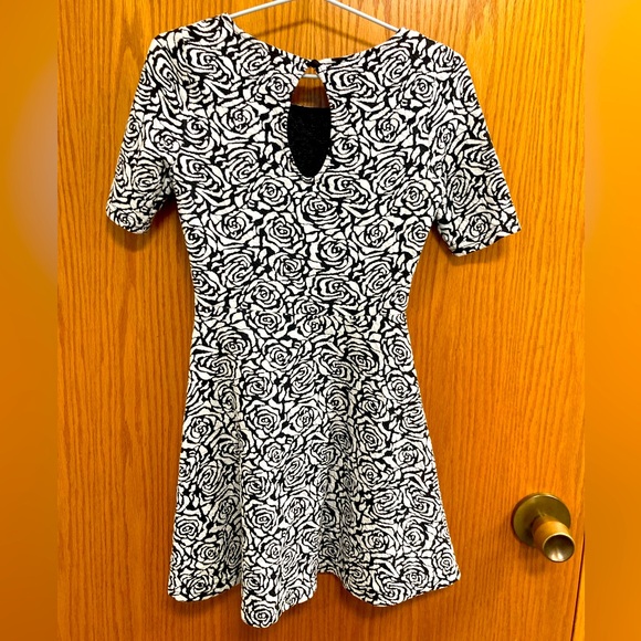 Women’s black and white rose print skater dress, size 4/6 - Picture 2 of 2